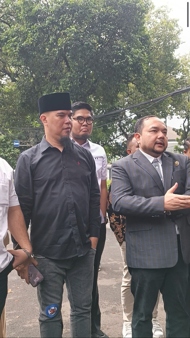 Ahmad Dhani sambangi Kantor KPAI buat laporan pengaduan, kawasan Menteng Jakarta Pusat, Rabu (9/7). Foto: Giovanni/kumparan