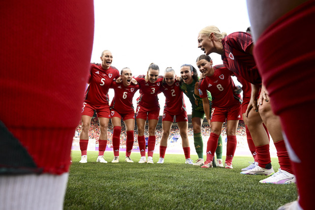 Para pemain Timnas Wanita Wales berkumpul menjelang pertandingan sepak bola UEFA Women's Euro 2025 Grup D antara Wales dan Belanda di Allmend Stadion Luzern, Lucerne (5/7/2025). Foto: Fabrice Coffrini/AFP