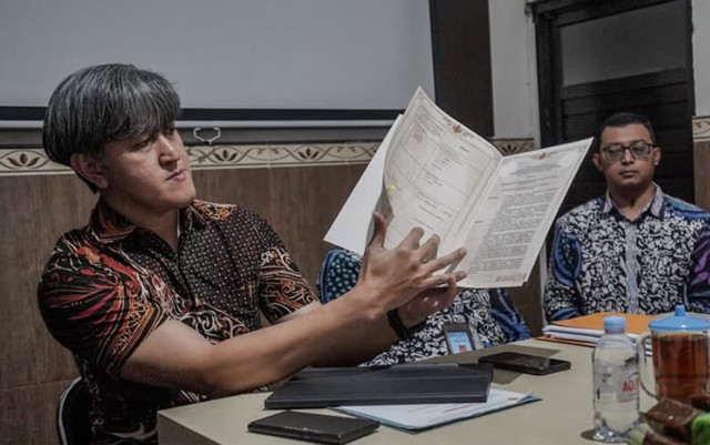 Penghageng II Kawedanan Panitikismo Keraton Yogyakarta, KRT Suryo Satriyanto, menunjukkan dokumen serat Kekancingan Keraton Yogyakarta. Foto: Dok. Pemda DIY