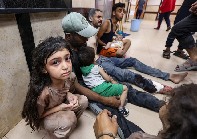Warga Palestina yang terluka dalam serangan udara Israel terhadap sebuah rumah, menerima perawatan di Rumah Sakit Syuhada Al-Aqsa di Deir al-Balah, Jalur Gaza tengah, 8 Juli 2025. Foto: REUTERS/Ramadan Abed