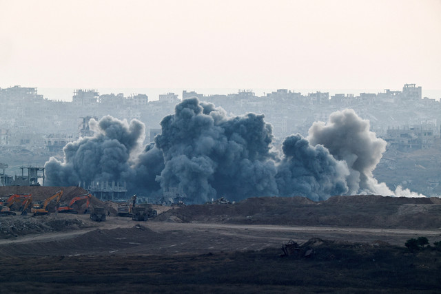 Asap mengepul di Gaza setelah ledakan, seperti yang terlihat dari sisi Israel di perbatasan Israel-Gaza, 8 Juli 2025.  Foto: REUTERS/Amir Cohen