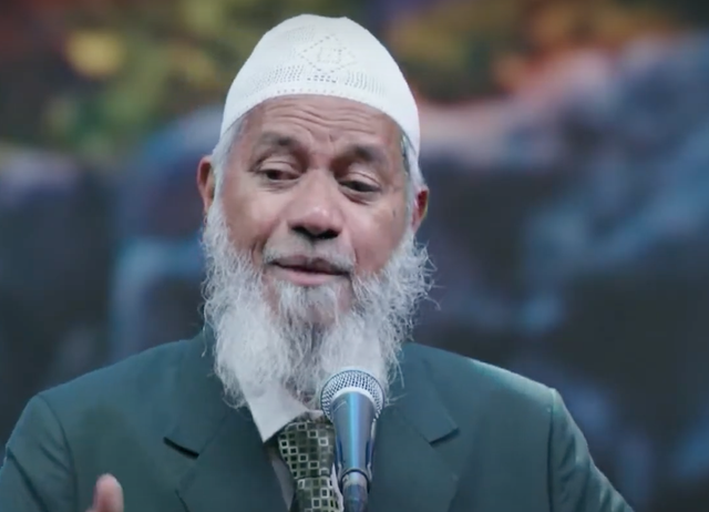 Dr. Zakir Naik berceramah di depan lebih 10 ribuan hadirin di Edutorium UMS, Solo, Selasa (8/7/2025) malam. Foto: YouTube/@DondyTan