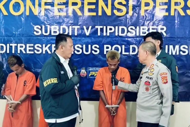 Kasubdit V Siber Ditreskrimsus Polda Sumsel, AKBP Dwi Utomo saat menanyakan modus yang digunakan tersangka dalam aksi penjualan VSC dan video porno. Foto : Istimewa