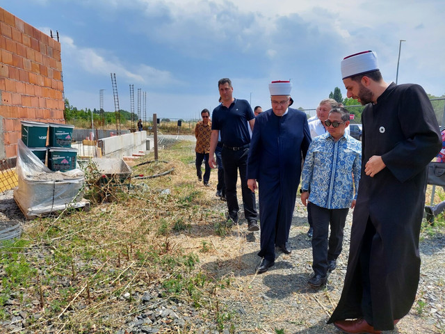 Wakil Menteri Luar Negeri (Wamenlu) Anis Matta melakukan kunjungan ke Islamic Centre Istiqlal Osijek (ICO) di Kroasia pada 7 Juli 2025, didampingi oleh Duta Besar RI untuk Zagreb dan Kepala Lembaga Pengembangan dan Investasi Wakaf Dompet Dhuafa. Foto: Dok. Kemlu