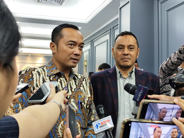 Menteri Sekretaris Negara (Mensesneg) Prasetyo Hadi (kiri) bersama Ketua Komisi XIII DPR Willy Aditya di Kompleks Parlemen Senayan, Jakarta, Rabu (9/7/2025). Foto: Luthfi Humam/kumparan