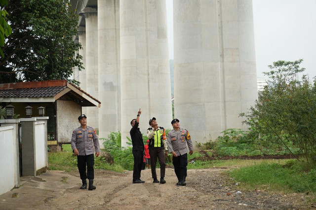 Petugas kereta cepat Whoosh bersama kepolisian setempat melakukan patroli dan penertiban aktivitas layang-layang di sekitar jalur kereta cepat, Rabu (9/7). Foto: Dok. Humas KCIC