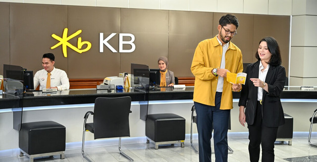 Nasabah bersama petugas KB Bank. Foto: Dok. KB Bank