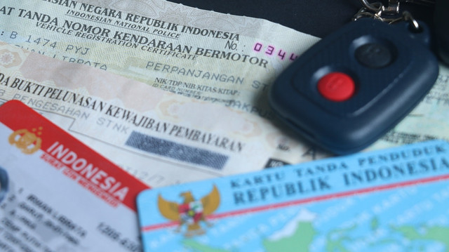 Ilustrasi pembayaran pajak kendaraan. Foto: Peace-loving/Shutterstock