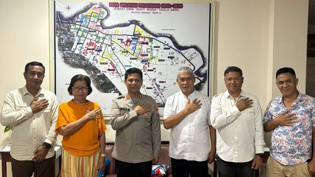 Kapolresta Manado, Kombes Pol Irham Halid, saat bersilaturahmi di Gereja GMIM Bukit Moria Tikala. (foto: istimewa)