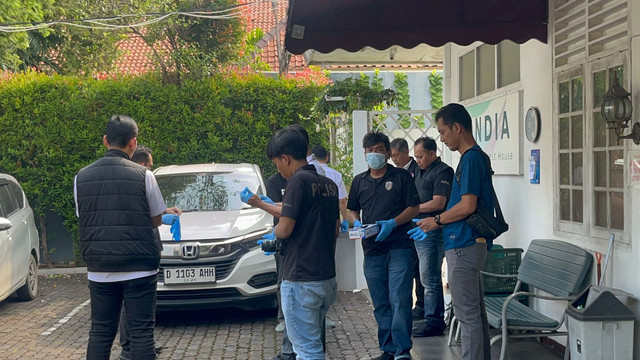 Tim Inafis Olah TKP di Kos Diplomat Arya Daru di Menteng | kumparan.com