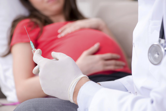 Ilustrasi ibu hamil diberi suntik pematangan paru untuk janin. Foto: Elnur/Shutterstock