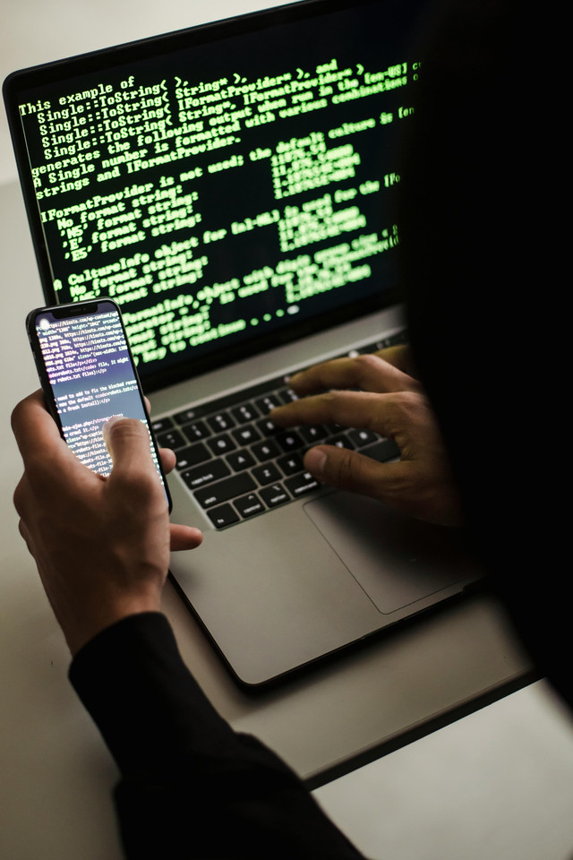 gambar ini menggambarkan aktivitas yang berhubungan dengan teknologi, pemrograman, atau potensi aksi cybercrime, pexels