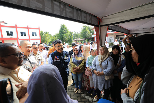 Mensos Saifullah Yusuf (Gus Ipul) berbincang dengan orang tua murid saat meninjau simulasi Sekolah Rakyat rintisan di Sentra Handayani Jakarta, Cipayung, Jakarta Timur, Rabu (9/7/2025). Foto: Dok Kemensos