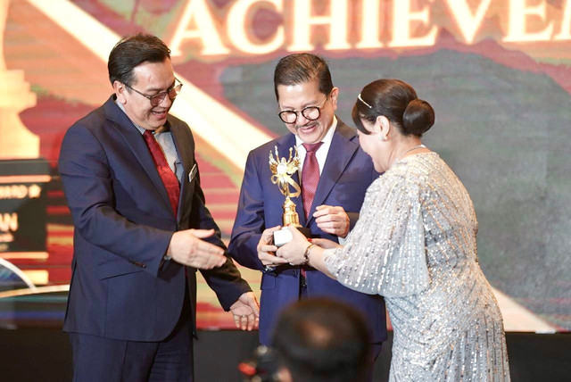 Tony Wenas Terima ASEAN Lifetime Achievement Award di Kuala Lumpur (1)