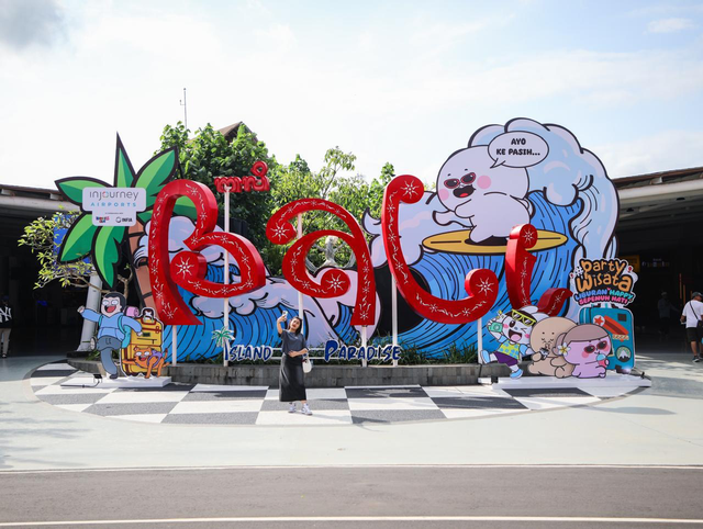 InJourney menggandeng Infia Corp lewat program Party Wisata menghadirkan karakter lokal Tahilalats, Dudu, dan Funcican dalam menghadirkan keseruan pada libur sekolah di Bandara I Gusti Ngurah Rai. Foto: Dok. InJourney