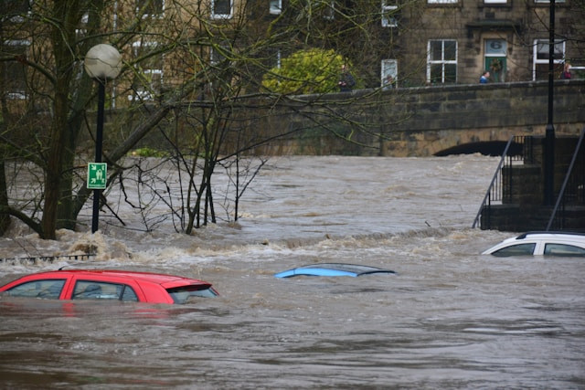 ilustrasi cara cek titik banjir. sumber: unsplash/chris gallagher