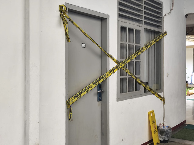 Garis polisi di depan pintu indekos yang jadi tempat diplomat, Arya Daru Pangayunan, ditemukan meninggal dunia, Rabu (9/7/2025). Foto: Rachmadi Rasyad/kumparan