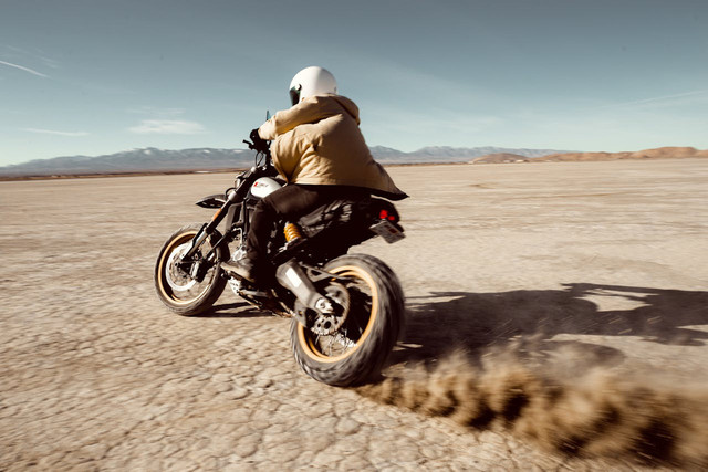 Ilustrasi jaket touring motor terbaik. Sumber: pexels.com/Jeremy Bishop