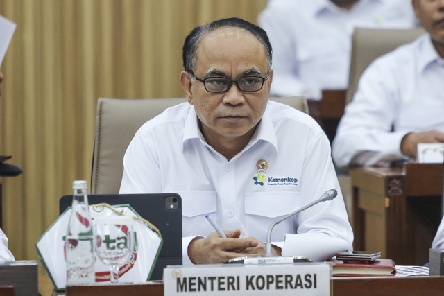 Menteri Koperasi Budi Arie bersiap mengikuti rapat kerja dengan Komisi VI DPR RI di Kompleks Parlemen, Senayan, Jakarta, Rabu (9/7/2025). Foto: Asprilla Dwi Adha/ANTARA FOTO