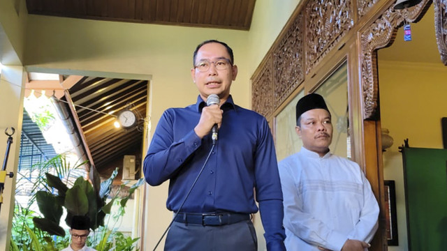 Direktur Perlindungan WNI Kemlu, Judha Nugraha, saat di rumah duka almarhum Arya Daru Pangayunan (39) di Banguntapan, Kabupaten Bantul, Rabu (9/7/2025). Foto: Arfiansyah Panji Purnandaru/kumparan