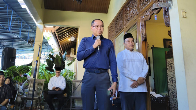 Direktur Pelindungan WNI Kemlu, Judha Nugraha, di rumah duka almarhum Arya Daru Pangayunan di Bantul, Rabu (9/7/2025). Foto: Arfiansyah Panji Purnandaru/kumparan