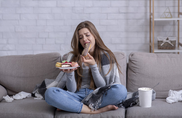 Ilustrasi makan saat stres. Foto: Shutterstock