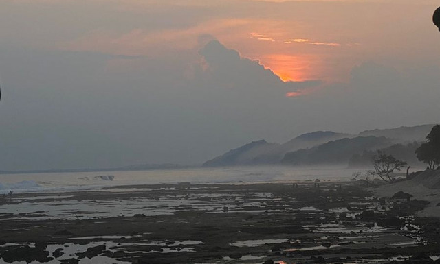 Senja di Pantai Karapyak (Sumber: Dokumentasi Pribadi)