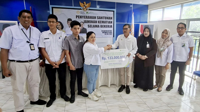 Penyerahan santuan kematian untuk keluarga dari seorang Pekerja Migran Indonesia (PMI) asal Sulawesi Utara (Sulut) yang meninggal saat bekerja di Solomon Island.