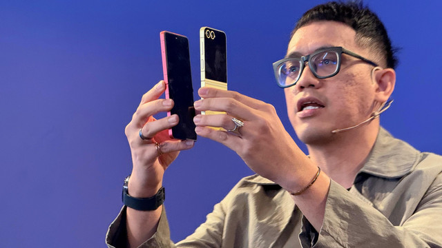 Perbandingan ketebalan Samsung Galaxy Z Flip 7 dan Z Flip 6. Foto: Kevin S. Kurnianto/kumparan