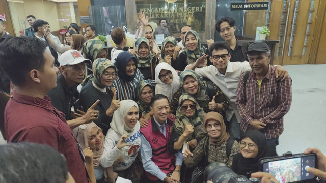 Mantan Mendag Tom Lembong berfoto bersama pendukungnya usai sidang di Pengadilan Tipikor Jakarta, Rabu (9/7/2025).  Foto: Jonathan Devin/kumparan