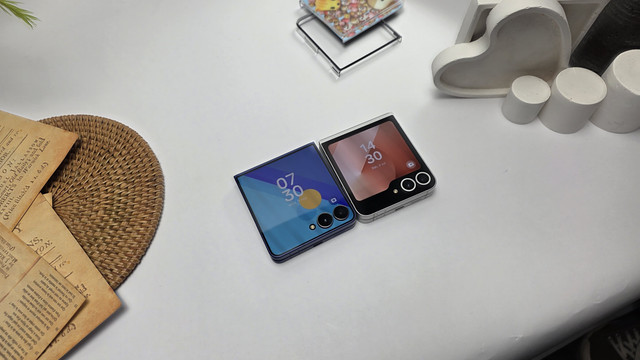 Perbandingan Samsung Galaxy Z Flip 7 dan Samsung Galaxy Z Flip 6. Foto: Muhammad Fikrie/kumparan