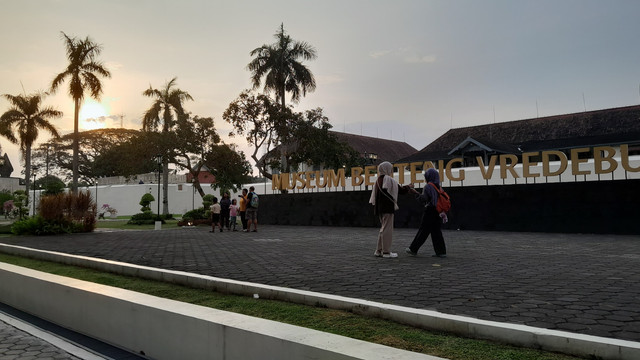  Wisatawan Berfoto di Museum Benteng Vredeburg, Yogyakarta, Selasa (01/07/2025). (Sumber: Dokumentasi Pribadi).