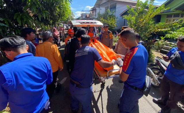 Mayat pria tak dikenal saat dievakuasi dari Sungai Kapuas Sanggau. Foto: Dok. Polres Sanggau