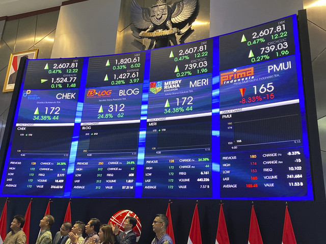 Layar menampilkan Pencatatan Saham Perdana PT Diastika Biotekindo Tbk (CHEK) di Gedung BEI, Jakarta, Kamis (10/7/2025). Foto: Muhammad Fhandra Hardiyon/kumparan