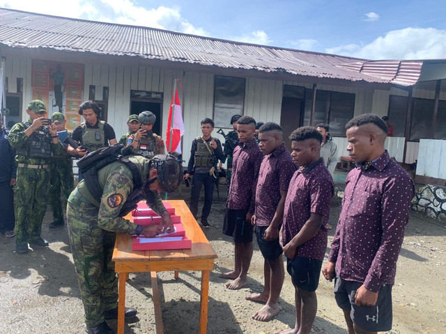 Keempat OPM yang menyatakan setia terhadap NKRI di Papua. Foto: Istimewa.