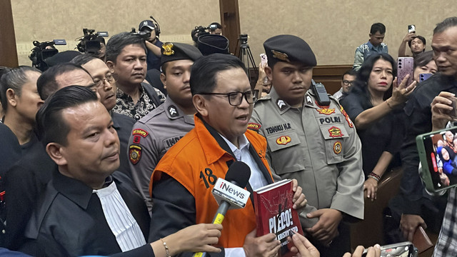 Sekjen PDIP Hasto Kristiyanto, jelang sidang pembacaan nota pembelaan atau pleidoi terkait kasus dugaan suap dan perintangan penyidikan Harun Masiku, di Pengadilan Tipikor Jakarta, Kamis (10/7/2025). Foto: Fadhil Pramudya/kumparan