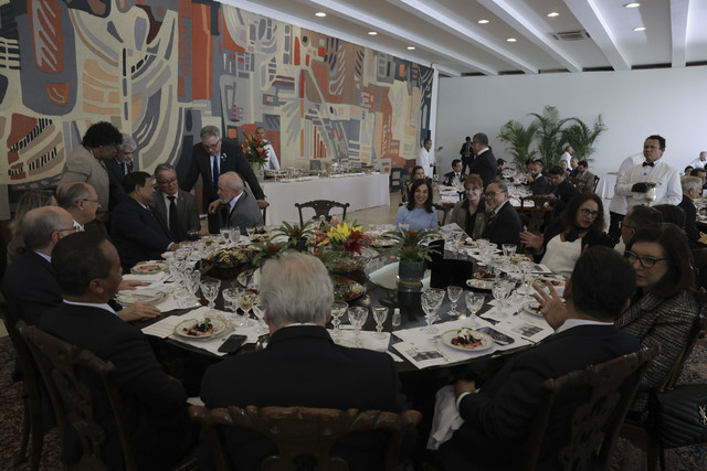 Presiden Republik Indonesia, Prabowo Subianto, menghadiri jamuan santap siang kenegaraan yang diselenggarakan oleh Presiden Republik Federatif Brasil, Luiz Inacio Lula da Silva di Kompleks Kementerian Luar Negeri Brasil, Brasilia, Rabu (9/7/2025). Foto: Jessica - Biro Pers Sekretariat Presiden