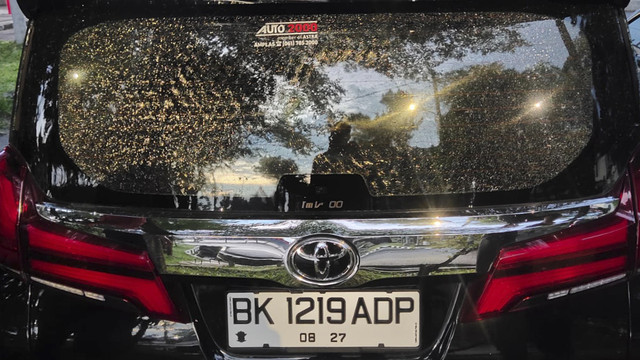 Mobil anggota DPRD Sumut dari Fraksi Golkar, Irham Buana, dilempari batu.  Foto: Dok. Istimewa