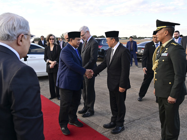 Presiden Republik Indonesia, Prabowo Subianto memberikan salam hormat saat mengakhiri kunjungan kenegaraannya di Brasil dan bertolak meninggalkan Brasilia pada Rabu (9/7/2025). Foto: Muchlis Jr - Biro Pers Sekretariat Presiden