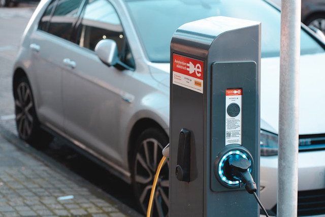 Ilustrasi Tips Merawat Mobil Listrik agar Tetap Awet dan Optimal, Foto: Unsplash/Ernest Ojeh