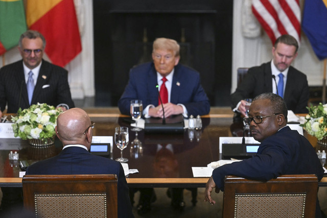 Presiden Amerika Serikat Donald Trump menyaksikan para perwakilan pemimpin Afrika menyampaikan paparan pada pertemuan makan siang multilateral dengan para pemimpin Afrika di Gedung Putih, Washington DC, Amerika Serikat, Rabu (9/7/2025). Foto: Jim Watson/AFP