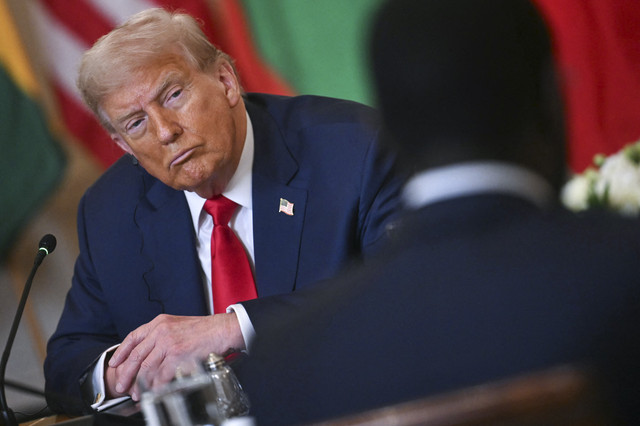 Presiden Amerika Serikat Donald Trump menyaksikan presiden Senegal Bassirou Diomaye Faye saat menyampaikan paparan pada pertemuan makan siang multilateral dengan para pemimpin Afrika di Gedung Putih, Washington DC, Amerika Serikat, Rabu (9/7/2025). Foto: Jim Watson/AFP