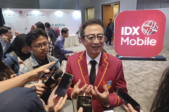 Pemilik PT Tancorp Investama Mulia, Hermanto Tanoko menjawab pertanyaan wartawan saat dijumpai di Gedung BEI, Jakarta, Kamis (10/7/2025).  Foto: Muhammad Fhandra Hardiyon/kumparan