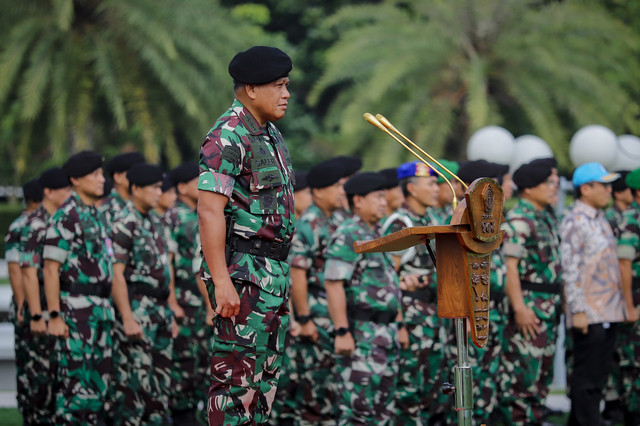 Inspektur Jenderal TNI Letjen TNI Muhammad Saleh Mustafa memimpin upacara penerimaan Satgas KIZI TNI Kontingen Garuda XX-U MONUSCO Kongo TA 2024 di Lapangan PRIMA, Mabes TNI, Cilangkap, Jakarta Timur, Kamis (10/7/2025). Foto: Jamal Ramadhan/kumparan