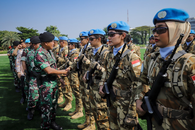 Inspektur Jenderal TNI Letjen TNI Muhammad Saleh Mustafa menyalami sejumlah anggota TNI usai upacara penerimaan Satgas KIZI TNI Kontingen Garuda XX-U MONUSCO Kongo TA 2024 di Lapangan PRIMA, Mabes TNI, Cilangkap, Jakarta Timur, Kamis (10/7/2025). Foto: Jamal Ramadhan/kumparan