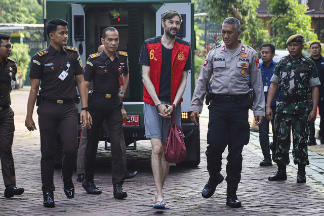 Sempat Ditahan Polda Metro, WN Rusia Aleksandr Vladimirovich Zverev  Diekstradisi | kumparan.com