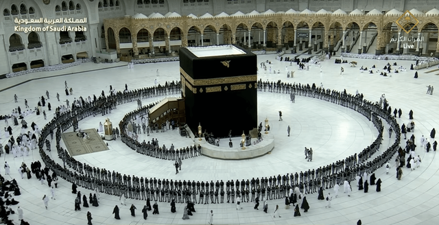 Pengamanan prosesi pencucian Ka'bah dipimpin Wakil Emir Makkah, Kamis (10/7/2025). Foto: Dok Makkah Live