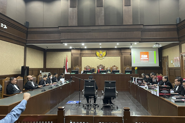 Suasana saat Sekjen PDIP Hasto Kristiyanto membacakan nota pembelaan atau pleidoinya dalam persidangan kasus dugaan suap dan perintangan penyidikan Harun Masiku di Pengadilan Tipikor Jakarta, Kamis (10/7/2025).  Foto: Fadhil Pramudya/kumparan