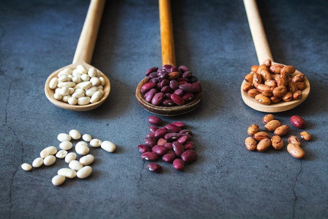 Ilustrasi cara mengupas kacang hijau untuk isian onde-onde, foto: unsplash/Tijana Drndarski