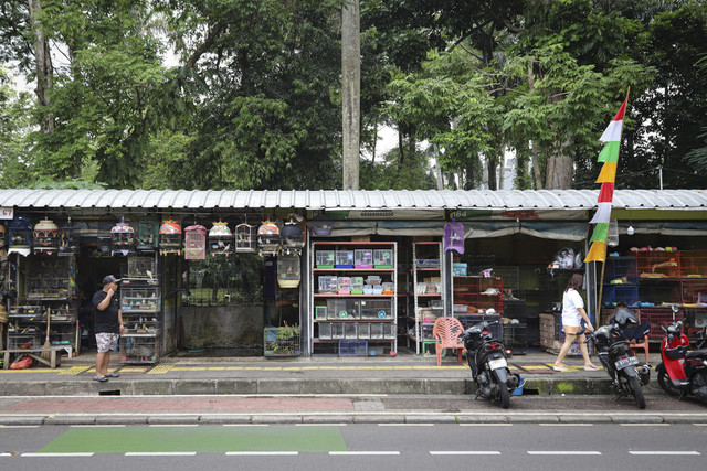 Seorang warga berjalan di samping kios-kios di Pasar Hewan Barito, Kebayoran Baru, Jakarta, Kamis (10/7/2025). Foto: Iqbal Firdaus/kumparan